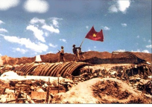 Cờ chiến thắng tung bay trên nóc hầm chỉ huy của Pháp