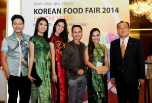 Người mẫu Ngọc Khoa, Lệ Hằng, Khánh Vân, giảng viên Đoàn Nhược Quý, Én vàng Khánh Ly cùng ông Kim Dong Kwan (trưởng văn phòng Hà Nội - Công ty Lưu thông Nông thủy sản Hàn Quốc)