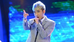 Ca sĩ Sơn Tùng MTP trình diễn ca khúc Em của ngày hôm qua trong đêm kết quả gala 3 - VietNam Idol 2014 ngày 2-3 - Ảnh: Quang Định