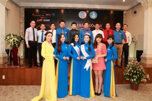 Ban tổ chức cuộc thi chụp hình lưu niệm cùng các thí sinh