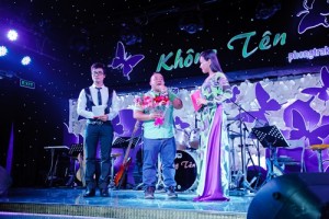 Diễn viên Hiếu Hiền hát bài "Yêu mẹ hiền'" của NS Phạm Anh Cường trong nước mắt khi anh tiếc thương NS Phạm Anh Cường và nhớ đến người mẹ của mình là nghệ sĩ Kim Ngọc