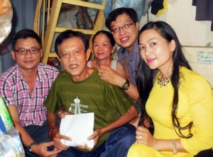 Ban tổ chức chương trình Đêm nhạc Vinh Sử trao tiền cho nhạc sĩ tối 24-8 tại nhà riêng của ông