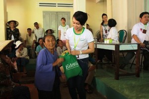 Quỹ từ thiện Edena phát quà cho bà con nghèo có hoàn cảnh khó khăn