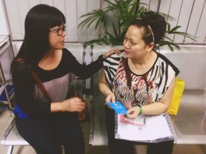 Ca sĩ Ánh Tuyết (trái) trao sổ tiết kiệm trị giá hơn 90 triệu cho chị Mộng Ngọc - con gái nhạc sĩ Thanh Bình - Ảnh: Minh Trang