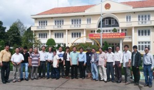 Đoàn văn nghệ sĩ TP.HCM chụp lưu niệm với lãnh đạo TP Sa Đéc trước trụ sở UBND