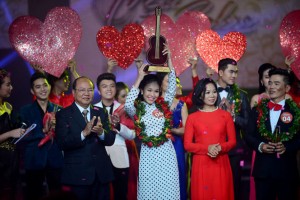 Thí sinh Lâm Ngọc Hoa trong giây phút đăng quang đêm chung kết Solo cùng bolero tối 16-1 tại TP.HCM - Ảnh: Quang Định