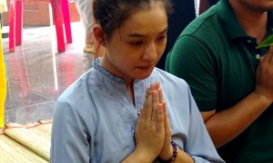 Đau xót vợ người mẫu Duy Nhân quỳ trước linh cữu chồng