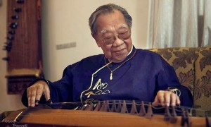 GS-TS Trần Văn Khê tấu đàn tranh