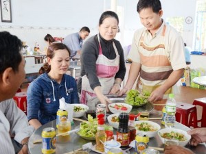Ông Phương và bà Thủy bưng mì cho khách