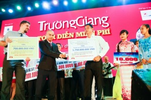 Ông Tô Ngọc Vũ – Tổng giám đốc Cty xe khách Vũ Linh (thứ 3 từ phải sang) thay mặt BTC nhận các bảng ủng hộ từ các đơn vị
