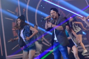 Trọng Hiếu trình diễn ca khúc Uptown funk trong đêm chung kết và trao giải cuộc thi Thần tượng âm nhạc Việt Nam tối 2/8 - Ảnh: Quang Định