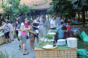 Tiệc buffet ngoài trời trong không gian thoáng mát tại Khu du lụich Văn Thánh