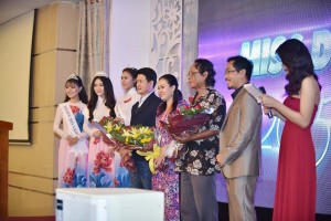 Ban giám khảo cuộc thi Miss DOF 2015 và các người đẹp đoạt giải cuộc thi năm ngoái