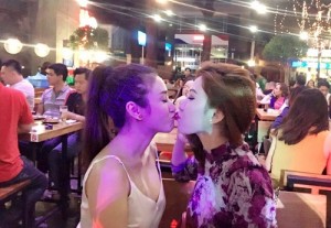 Cherry Đào hôn môi tình tứ với một gái xinh