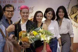 Thanh Duy Idol bị “bao vây” ở đường sách Sài Gòn