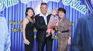 Nghệ sĩ Vũ Thanh, phía sau sân khấu...
