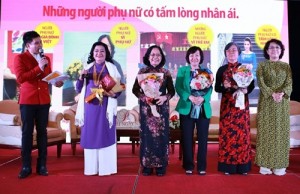 Trao hoa và Cúp cho nhóm “Những người phụ nữ có tấm lòng nhân ái”