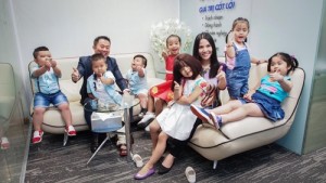 Mc Trúc Thy và anh Chris Lộc Đào cùng các siêu mẫu nhí