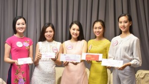 Các người đẹp rạng rỡ sau khi nhận được dự án từ thiện, xã hội trong phần thi Người đẹp nhân ái của mình - Ảnh: Lê Chí Linh