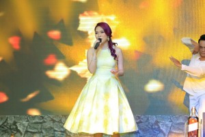 "Họa mi tóc nâu" Mỹ Tâm đốt cháy sân khấu Queen Kỳ Hò  Chi tiết: http://www.phongcachsao.com/2016/07/hoa-mi-toc-nau-my-tam-ot-chay-san-khau.html#ixzz4EBUidkDs