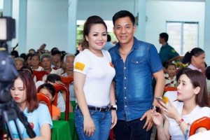 Hoa hậu Đặng Ngọc Chúc trong chuyến đi từ thiện hôm qua