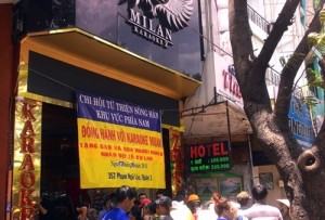 Bà con nhận phiếu và xếp hàng chờ nhận các phần quà của ban tổ chức tại Karaoke Milan