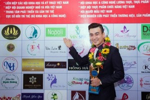 Tổng giám đốc Công ty CP quốc tế Hải Âu Việt - Huỳnh Thanh Nhân trong ngày nhận giải thưởng