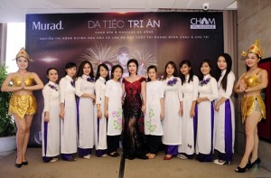 Tổng giám đốc Mộng Duyên cùng các nhân viên của Cham Spa & Massage Đà Nẵng trong buổi "Dạ tiệc tri ân" tối 17/9