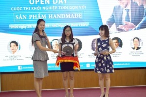 Thạc sĩ Phạm Thanh Thúy Vy - giảng viên Khoa kinh doanh quốc tế - marketing Trường ĐH kinh tế TP.HCM thay mặt BTC gõ chiêng khởi động cuộc thi
