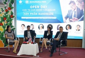 Doanh nhân Lê Dũng (thứ 2 từ trái sang) là ban giám khảo cuộc thi Khởi nghiệp tinh gọn với sản phẩm handmade