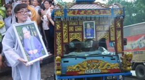 NSƯT Phương Hồng Thủy ôm di ảnh mẹ nuôi tiễn mẹ về với đất
