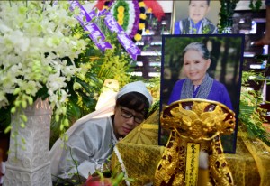 Nghệ sĩ Phương Hồng Thuỷ mặc áo tang túc trực bên lĩnh cữu người mẹ nuôi của mình - Ảnh: DUYÊN PHAN