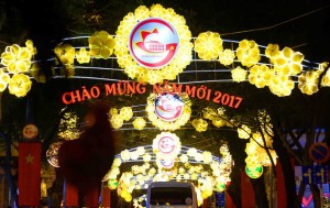 Lung linh sắc màu chào đón năm mới 2017 - Ảnh: HỮU KHOA