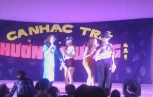 Hình ảnh cho thấy giám khảo 'Thách thức danh hài' không hề thoải mái sau khi bị ném chai nước
