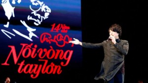 Ca sĩ Thanh Bùi trong chương trình Nối vòng tay lớn (năm 2015), kỷ niệm 14 năm ngày mất của cố nhạc sĩ Trịnh Công Sơn - Ảnh: H.L.