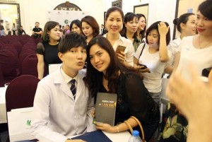Dược sĩ Tiến ký sách và chụp hình cùng độc giả là fan của quyển 'Khoa học về Làn Da do chính anh biên soạn