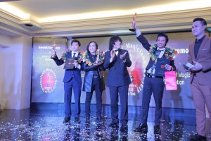 Ông Tony Hassini - Chủ tịch Hiệp hội Ảo thuật Quốc tế I.M.S trao Cúp Merlin Awards 2017 cho 3 ảo thuật gia (từ trái sang): Palmas Nguyễn, Nguyễn Ngọc Minh Quang và Huy Nguyễn