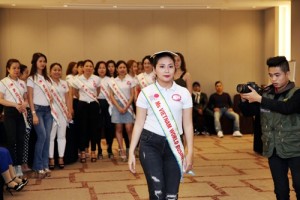 Các thí sinh tập catwalk cùng chuyên gia