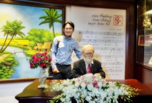 Hoàng Minh Phi bên tượgn sáp nhạc sĩ Bắc Sơn