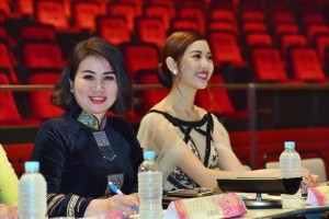 Doanh nhân Nguyễn Thị Bông (trái) trên ghế nóng cuộc thi vừa rồi