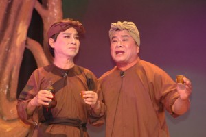 Nghệ sĩ Thanh Sang (trái) và Thanh Tú trong vở cải lương 'Bên cầu dệt lụa'