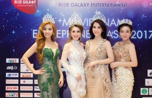 Bốn người đẹp đăng quang giải cao nhất tại cuộc thi (từ trái sang): Á hậu 2 Lương Nhã Hiền, Tân hoa hậu Phan Trức Phượng, Á hậu 1 Trần Ngọc Lan, Á hậu 4 Nguyễn Thái Ngân
