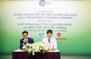 Dược sĩ Phạm Minh Hữu Tiến (phải) Tiến ký kết bảo trợ chuyên môn cho Trung tâm ZTSC