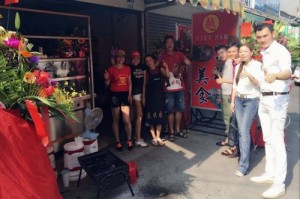 Giọng ca Bolero Lê Quốc Hoàn (bìa phải) trong ngày khai trương quán