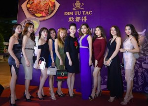 Doanh nhân Nguyễn Thị Trang Phương - CT.HĐQT Dim Tu Tac (thứ 5 từ phải sang) cùng các người đẹp mừng khai trương nhà hàng Dim Tu Tac 4
