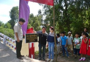 Ca sĩ Chung Tử Lưu (thứ 2 từ trái sang) cùng các thân hữu trong khai khánh thành cây cầu Rạnh Bần 2 tại ấp An Hòa, xã Bình Hòa Bắc, huyện Đức Huệ, tỉnh Long An