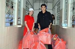 Hoa hậu Mỹ Vân và ca sĩ Phú Quý chuẩn bị quà tặng các bệnh nhân
