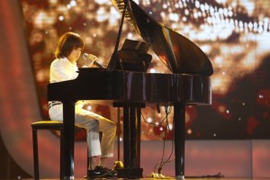 Thiên Khôi vừa chơi piano vừa hát