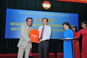 Đạo diễn Nguyễn Đức Long nhận quà của Uỷ ban Trung ương MTTQVN do đồng chí Trần Thanh Mẫn trao tặng