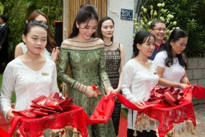 Nam em cắt băng chính thức khai trương nhà hàng N.E food của cô tại 23C Tôn Đức Thắng, Q.1, TP.HCM